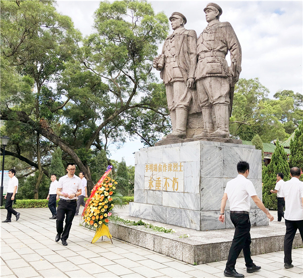 促进会名誉会长卢海文给全体员工讲解李明瑞,俞作豫烈士的革命历史,并