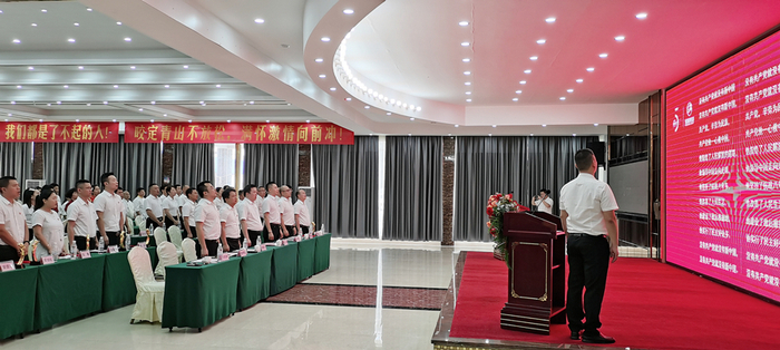 在宝昌集团成立五周年纪念大会上，与会人员齐声高唱《没有共产党就没有新中国》。_副本.jpg